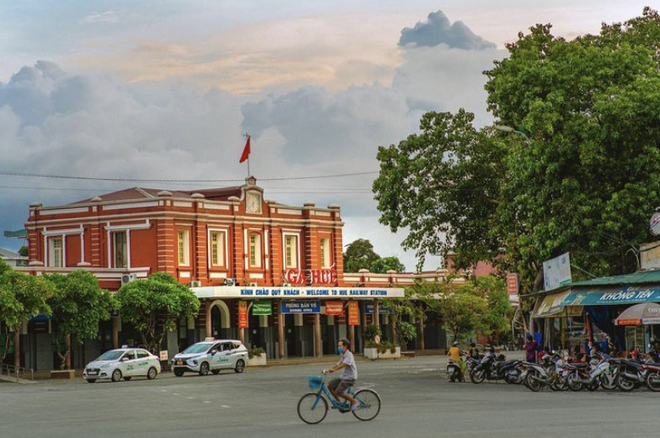 Những ga tàu lửa ở Việt Nam đẹp như trên phim, có nơi còn trở thành địa điểm du lịch nổi tiếng - Ảnh 2.