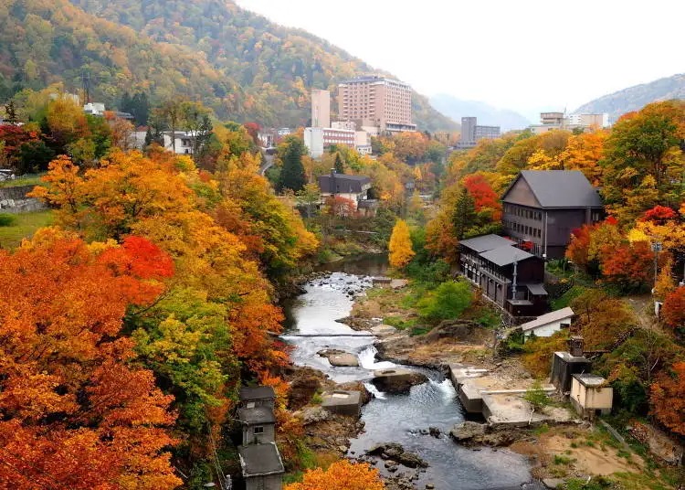 Cảnh mùa thu đẹp nức lòng ở suối nước nóng Jōzankei, Hokkaido. 