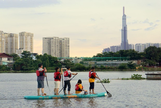 Trải nghiệm tour chèo SUP ngắm hoàng hôn trên sông Sài Gòn - Ảnh 1.