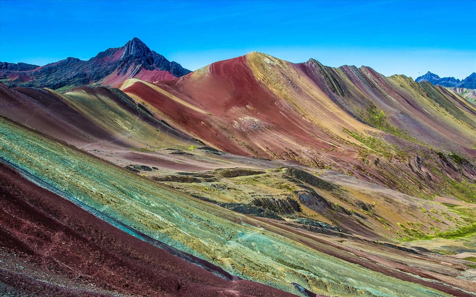 Vinicunca là một phần của núi Ausangate, thuộc địa phận của vùng núi Andes ở Peru, cách thành phố Cusco 100km về phía nam. Nhìn trên ảnh chụp, Vinicunca đẹp như một bức tranh vẽ hay sản phẩm của kỹ thuật số bởi màu sắc sặc sỡ, biến ảo không hề giống với các dãy núi tự nhiên.