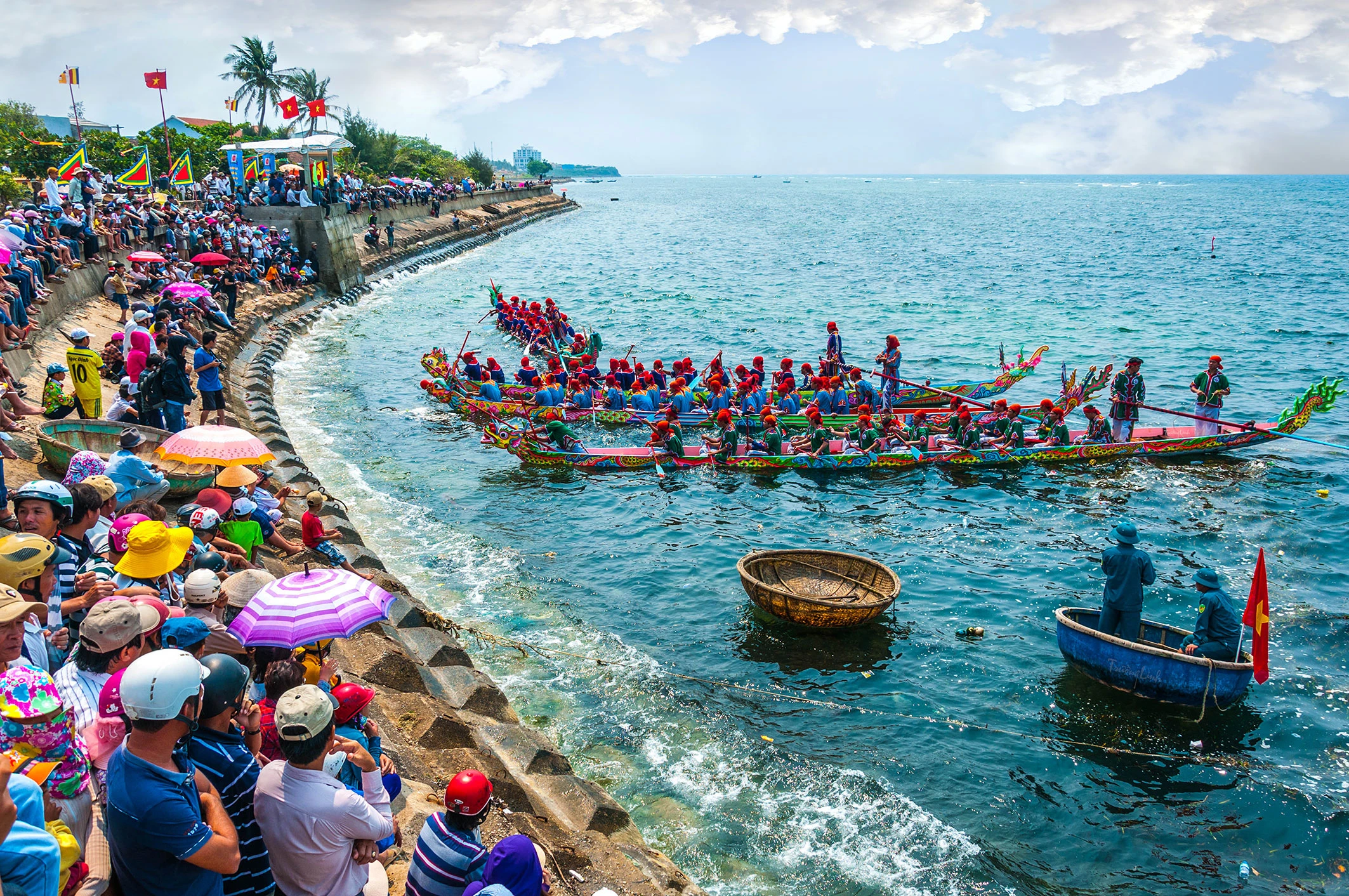 Hội đua thuyền tứ linh ở Lý Sơn