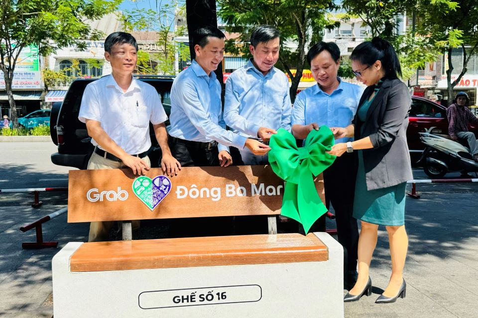 Grab hỗ trợ lắp đặt ghế đá và trụ trang trí tại các điểm du lịch tại Huế -  Sài Gòn Tiếp Thị