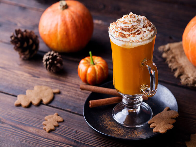 Ấm áp cùng với ly Pumpkin Spiced Latte đón mùa thu dịu dàng