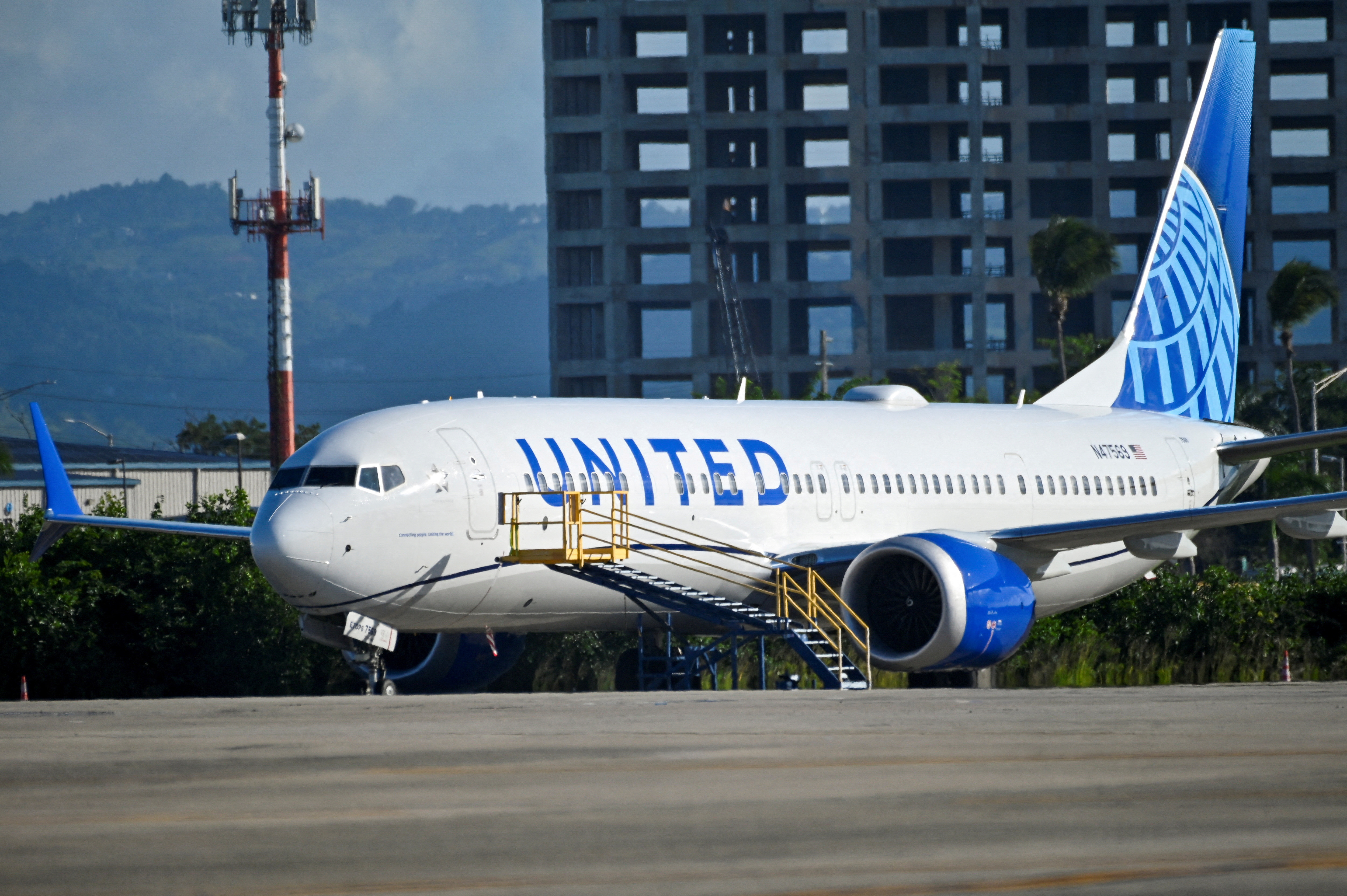 United Airlines cuts hiring plans for 2024 due to Boeing delays | Reuters