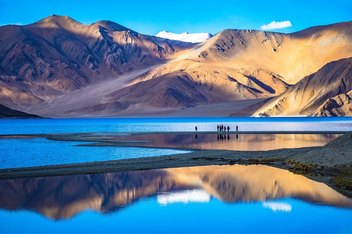 Hồ Pangong Tso giữa biên giới Trung Quốc và Ấn Độ - iVIVU.com
