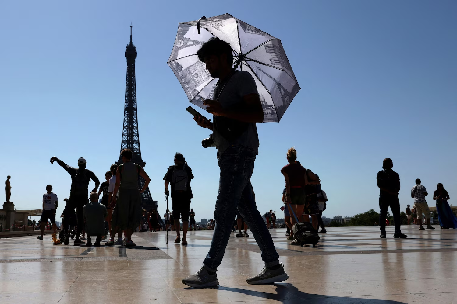 Tháp Eiffel đóng cửa sớm khi châu Âu oằn mình trong đợt nắng nóng kỷ lục |  Nhật Báo Calitoday